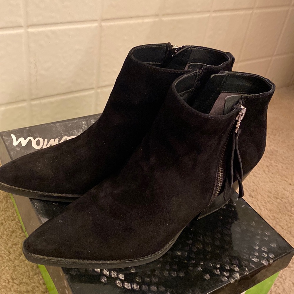 Sam Edelman size 7 (fits a 7 1/2 run a little big) black suede booties